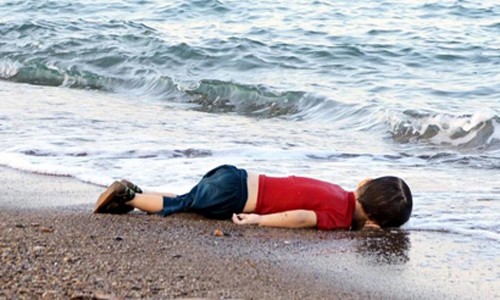 Hình ảnh bé trai 3 tuổi úp mặt trên bãi biển Thổ Nhĩ Kỳ gây chấn động thế giới năm ngoái. Ảnh: AFP