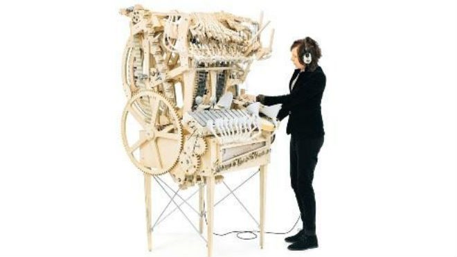 Martin Molin chơi nhạc bằng cỗ máy được vận hành bởi 2.000 viên bi. Ảnh: UPI