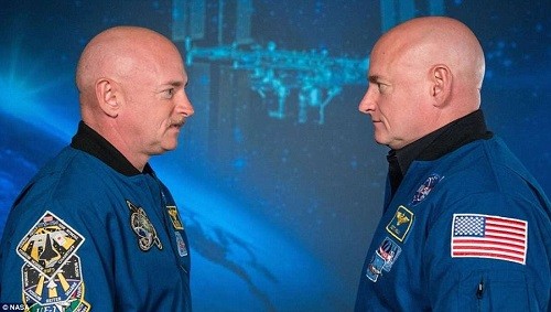 Scott Kelly (phải) và em trai sinh đôi Mark Kelly trong bức ảnh được chụp trước khi Scott bay vào vũ trụ. Ảnh: NASA