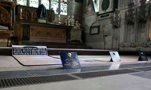 Mộ Shakespeare ở nhà thờ Chúa Ba Ngôi. Ảnh: Xinhua.
