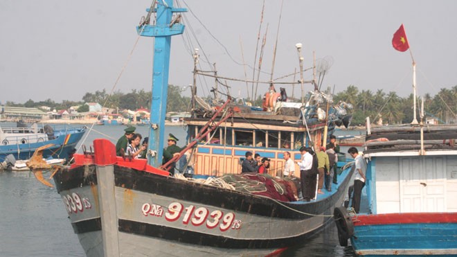 Tàu cá QNa 91939 trở về đất liền sau chuyến biển kinh hoàng, bị cướp sạch. 