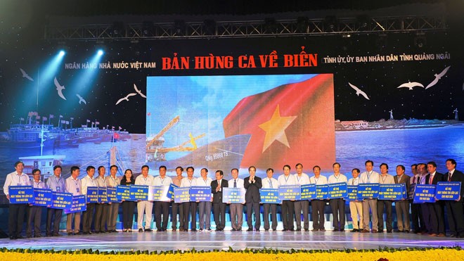 Thống đốc Nguyễn Văn Bình trao tượng trưng trên 730 máy thông tin liên lạc cho ngư dân 28 tỉnh thành ven biển đóng tàu cá theo Nghị định 67, tối ngày 7/3 tại Chương trình “Bản hùng ca về biển” tổ chức tại Quảng Ngãi