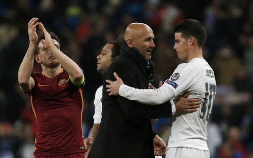 Florenzi (trái) và HLV Spalletti chúc mừng cầu thủ Real sau trận đấu. Ảnh: Reuters.