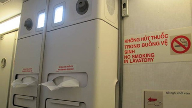 Theo quy định, hành vi hút thuốc trên máy bay bị phạt từ 3-5 triệu đồng. (Ảnh: Báo Giao thông)