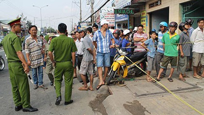 Cơ quan chức năng đang tiến hành khám nghiệm hiện trường vụ treo cổ