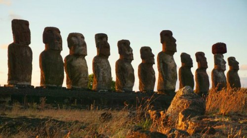 Những bức tượng Moai trên đảo Phục Sinh. Ảnh: BBC.