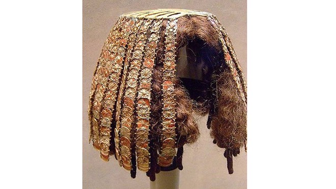 Bộ tóc giả làm bằng vàng, thạch cao, thủy tinh và ngọc bích chôn trong mộ của ba phi tần của pharaoh Thutmose III tại Wadi el-Gabbana Qurud vào khoảng năm 1479 - 1425 trước Công nguyên. Ảnh: Wikimedia.