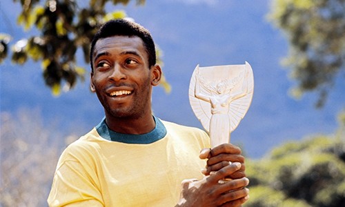 Chiếc cup vàng có một không hai Jules Rimet mà Pele đang sở hữu được xem là một báu vật với thế giới bóng đá.