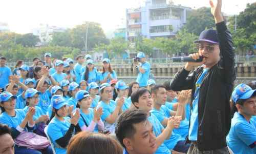 Đại sứ chiến dịch Giờ Trái đất TPHCM 2016 Hà Okio biểu diễn tại chương trình.