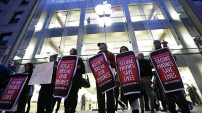 Những người ủng hộ mã hóa dữ liệu bên ngoài một cửa hàng của Apple ở Boston, ngày 23-2-2016.