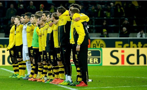Cầu thủ Dortmund tưởng niệm CĐV xấu số sau trận. Ảnh: AFP.