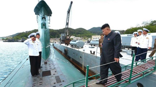 Nhà lãnh đạo Triều Tiên lên kiểm tra chiếc tàu ngầm mang số hiệu 748. Ảnh: AFP