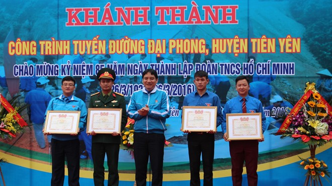 Anh Nguyễn Đắc Vinh, Bí thư thứ nhất Trung ương Đoàn trao tặng bằng khen các tập thể có thành tích trong công cuộc xây dựng tuyến đường Đại Phong.