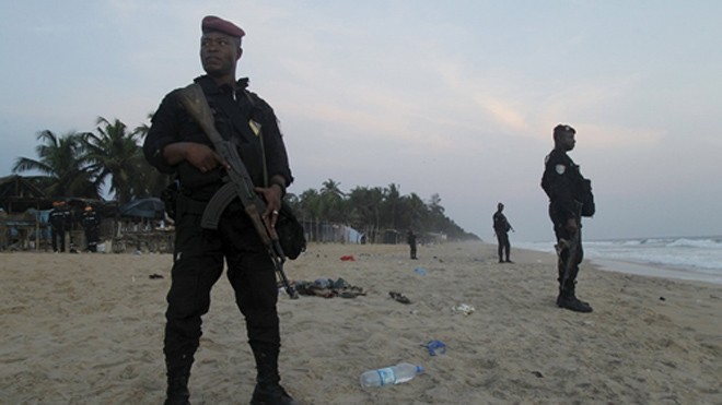 Binh sĩ Bờ biển Ngà đứng gác trên bãi biển ở thị trấn Grand-Bassam ngày 13/3. Ảnh: Reuters