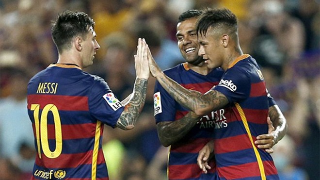 Alves (giữa) liên tục thi đấu thành công cho Barca từ năm 2008. Ảnh: Reuters