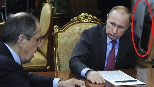 Tổng thống Nga Vladimir Putin họp về kế hoạch rút quân khỏi Syria tại phòng lam việc ở Điện Kremlin ngày 14/3. (Ảnh: Pravda)