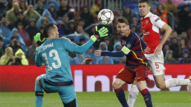 Messi tâng bóng qua thủ môn Ospina. Ảnh: Reuters