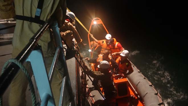 9 ngư dân trên tàu chìm về bờ an toàn