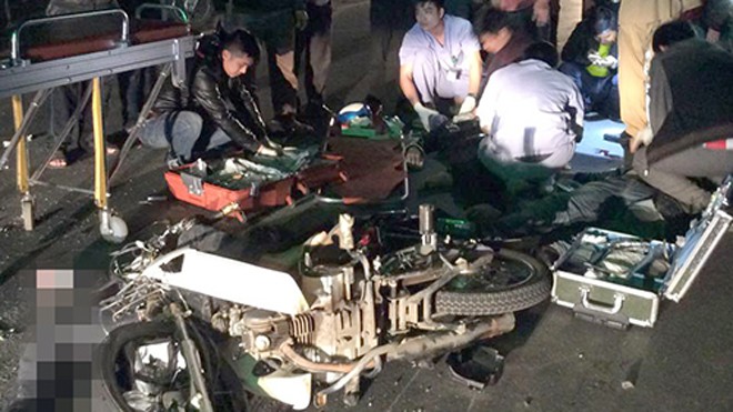 Xe máy của 3 nam thanh niên bị hư hỏng nặng và đè nên một người. Ảnh: Bệnh viện Hùng Vương