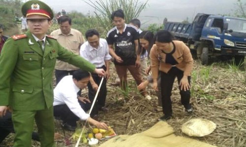 Công an khám nghiệm hiện trường. Ảnh: Lam Sơn.