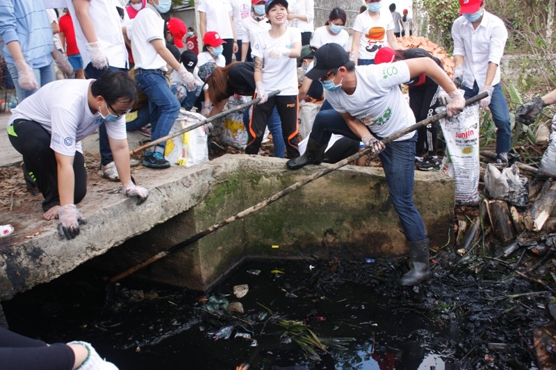 Hơn 200 bạn trẻ dọn sạch con kênh đầy rác 