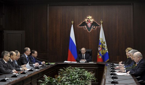 Ông Putin chủ trì cuộc họp với các quan chức cấp cao Nga. Ảnh: Reuters