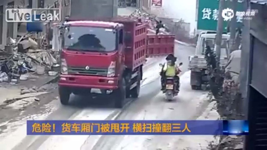 Cửa thùng xe tải tự động mở 'hạ gục' 3 người đi xe máy