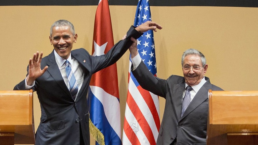 Chủ tịch Cuba Raul Castro bất ngờ nâng cổ tay của Tổng thống Mỹ Barack Obama lên trong vài giây vào cuối buổi họp báo. (Ảnh: AP)