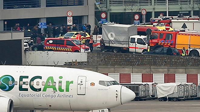 Lực lượng ứng phó khẩn cấp tại hiện trường các vụ nổ ở sân bay Brussels, Bỉ. Ảnh: Reuters