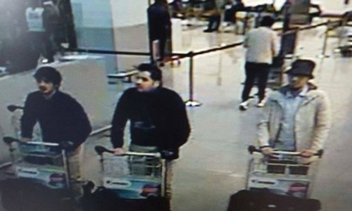 Ba nghi phạm trong vụ đánh bom Brussels, kẻ thứ ba (ngoài cùng bên phải) đang bị săn lùng. Ảnh: VTM