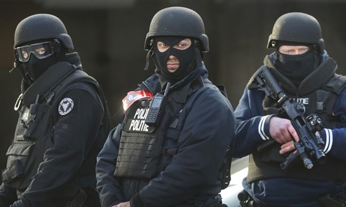 Cảnh sát Bỉ đứng gác ở trước một nhà ga sau vụ tấn công khủng bố Bỉ. Ảnh: Reuters