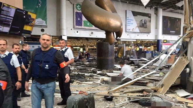 Bên trong sân bay Brussels sau vụ đánh bom. Ảnh: AFP