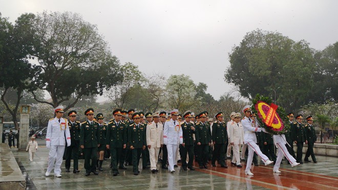 Lãnh đạo Tổng cục Chính trị QĐND Việt Nam, Tổng cục Chính trị CAND và đại biểu thanh niên ưu tú dâng hương tưởng nhớ các anh hùng liệt sĩ