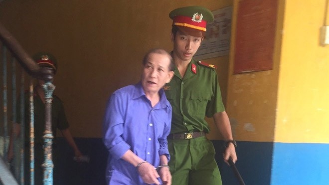 Ông ngoại ‘dượng’ thú tính Nguyễn Văn Hùng ra tòa trả giá cho hình vi đe hèn ngày 23/3. Ảnh: Tân Châu