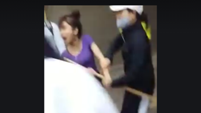 Chiếc gậy dài được dùng để tấn công nữ sinh ( ảnh cắt từ clip)