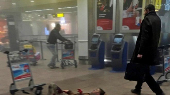 Bên trong sảnh sân bay Brussels ngay sau vụ đánh bom khủng bố. Ảnh: AP