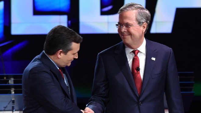 Ông Jeb Bush (phải) đã chính thức hậu thuẫn ứng viên Ted Cruz. (Ảnh: AFP)