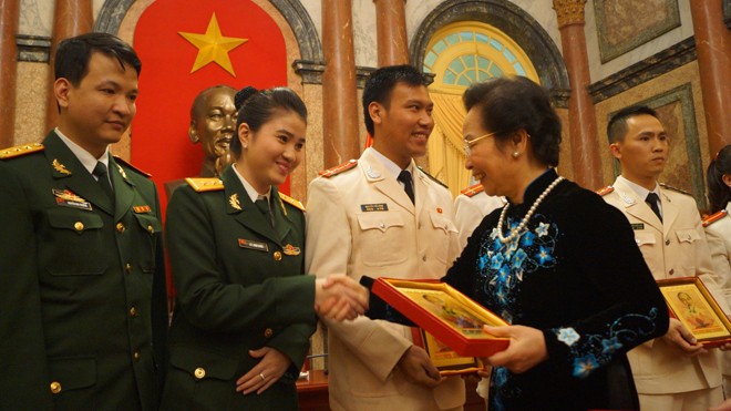Phó Chủ tịch nước Nguyễn Thị Doan cùng các đại biểu thanh niên ưu tú của lực lượng vũ trang (ảnh: Nguyễn Minh)