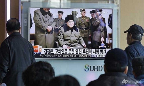 Hình ảnh ông Kim Jong-un thị sát cuộc tập trận được chiếu trên màn hình tại một nhà ga tàu hỏa ở Seoul, Hàn Quốc. Ảnh: AP