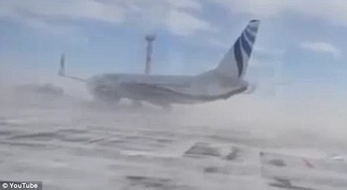 Chiếc Boeing 70 tấn xoay tròn trước sức gió dữ dội ở sân bay Siberia. Ảnh: Youtube.
