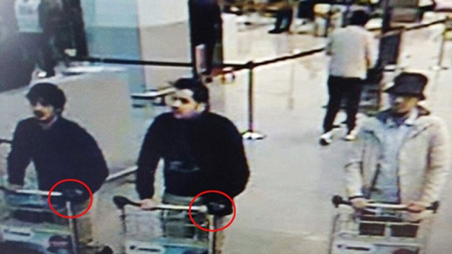 Ba nghi phạm bình thản đẩy xe chở khối thuốc nổ vào sảnh sân bay Brussels. Ảnh: Reuters