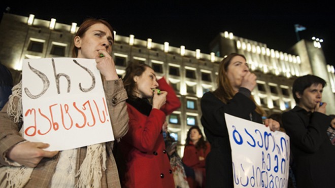 Những người biểu tình phản đối kẻ tung video sex ở thủ đô Tbilisissi hôm 11/3, tay cầm khẩu hiệu "Tình dục không phải tội ác". Ảnh: Civil.ge