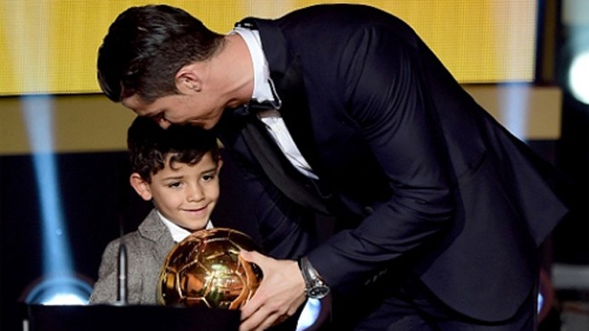 Ronaldo và con trai đang được năm tuổi Ronaldo Jr. Ảnh: Reuters