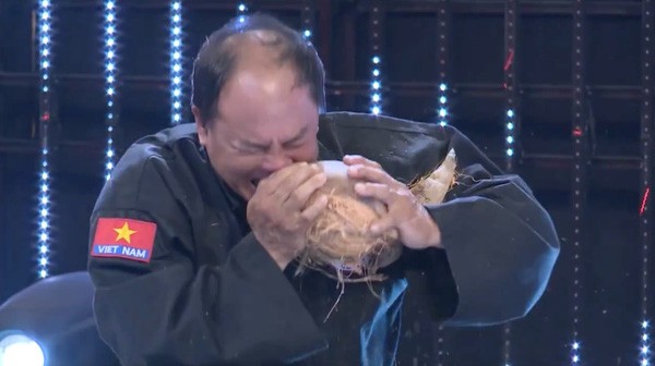 Võ sư Kim Tuấn gãy răng sau khi dùng răng lột vỏ dừa trong chương trình "Song đấu".