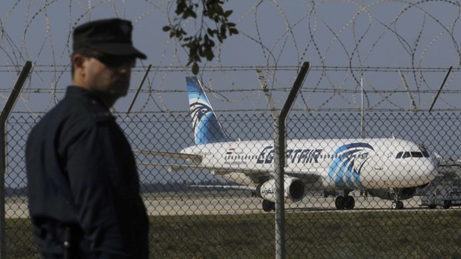 Chiếc máy bay bị không tặc hạ cánh xuống sân bay Larnaca thuộc Cộng hòa Síp (Ảnh: Reuters)