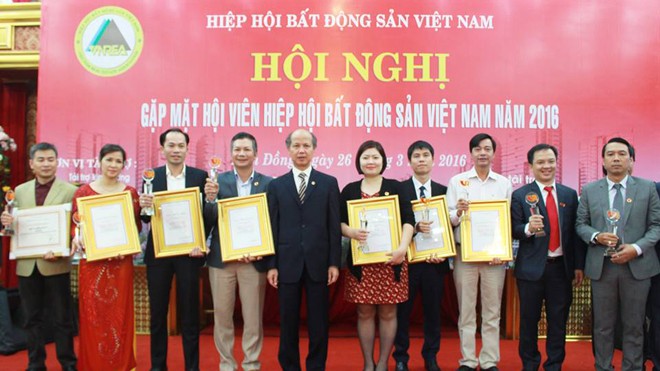  Ông Nguyễn Trần Nam - Chủ tịch Hiệp hội BĐS Việt Nam (nguyên Thứ trưởng Bộ Xây dựng) trao CUP và bằng khen cho STDA và các doanh nghiệp BĐS tiêu biểu 2015