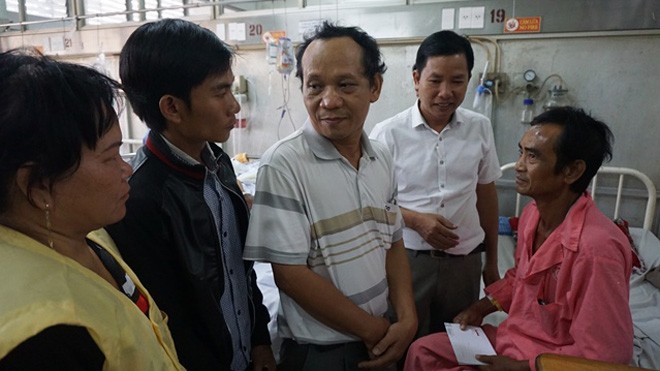Bạn bè, người thân thăm hỏi ông Nén điều trị tại Bệnh viện Chợ Rẫy TPHCM. Ảnh: Quốc Ngọc