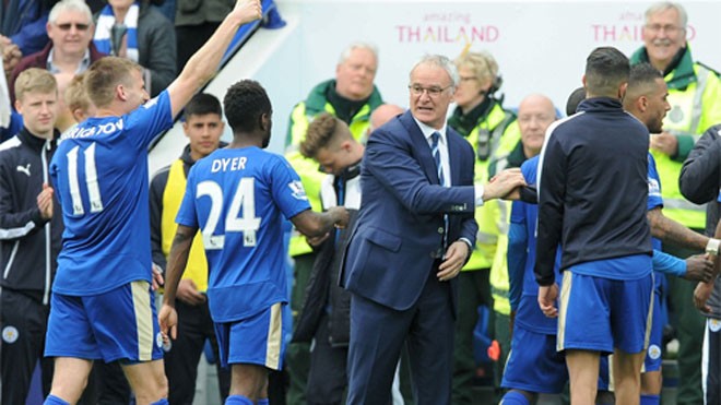 Thầy trò Ranieri đang viết câu chuyện cổ tích tại Leicester. Ảnh: Reuters