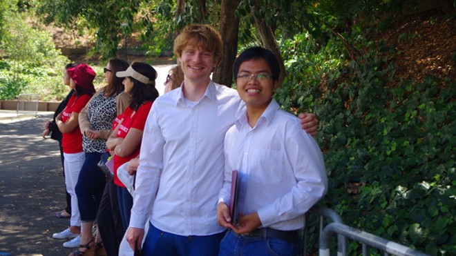 Hiếu (phải) tại buổi lễ nhận giải thưởng Luận văn Khoa học máy tính xuất sắc nhất Khoá 2015 của ĐH Stanford