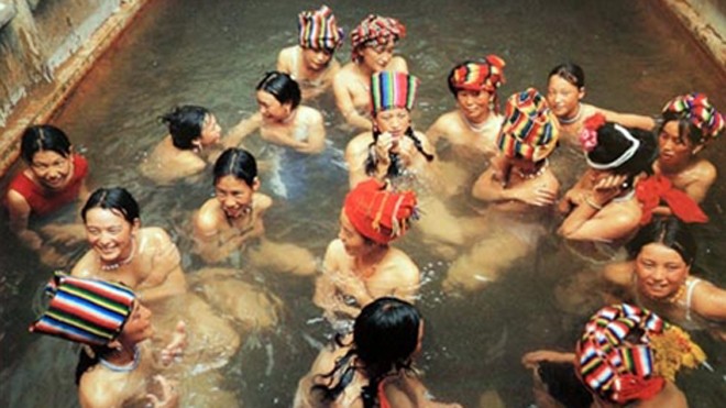 Hồ Lulu, nơi nam nữ người Mosuo tự do tắm chung.